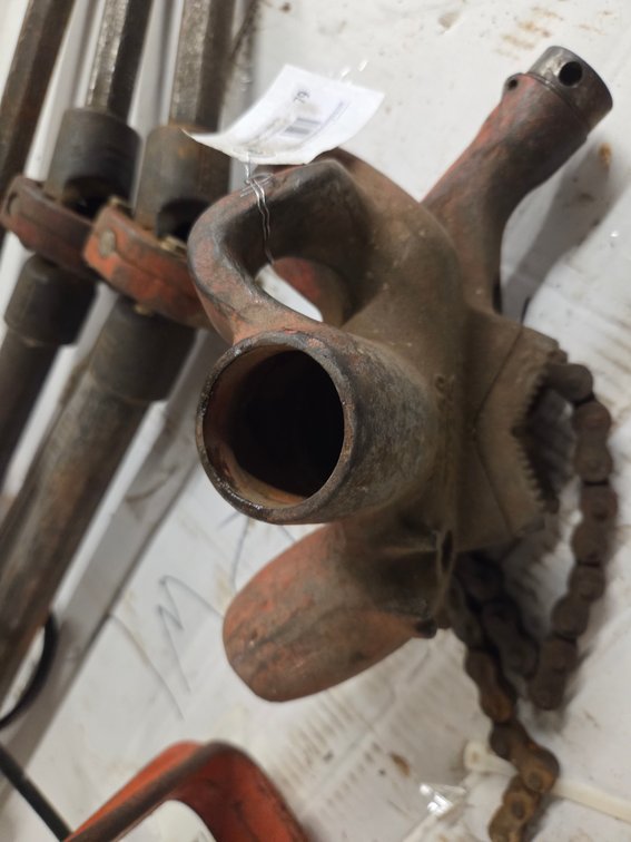 Rigid chainsaw pipe vice