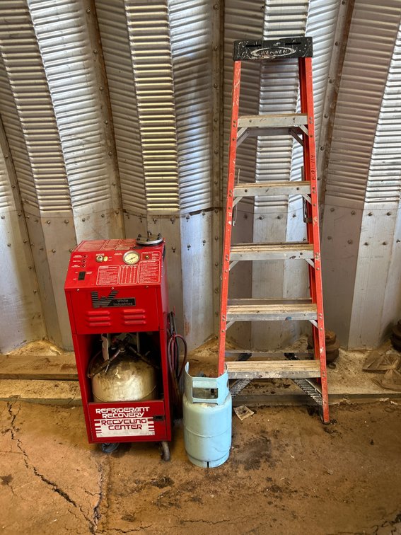 White Refrigerant Recovery & Recycling Unit & 6’ Ladder