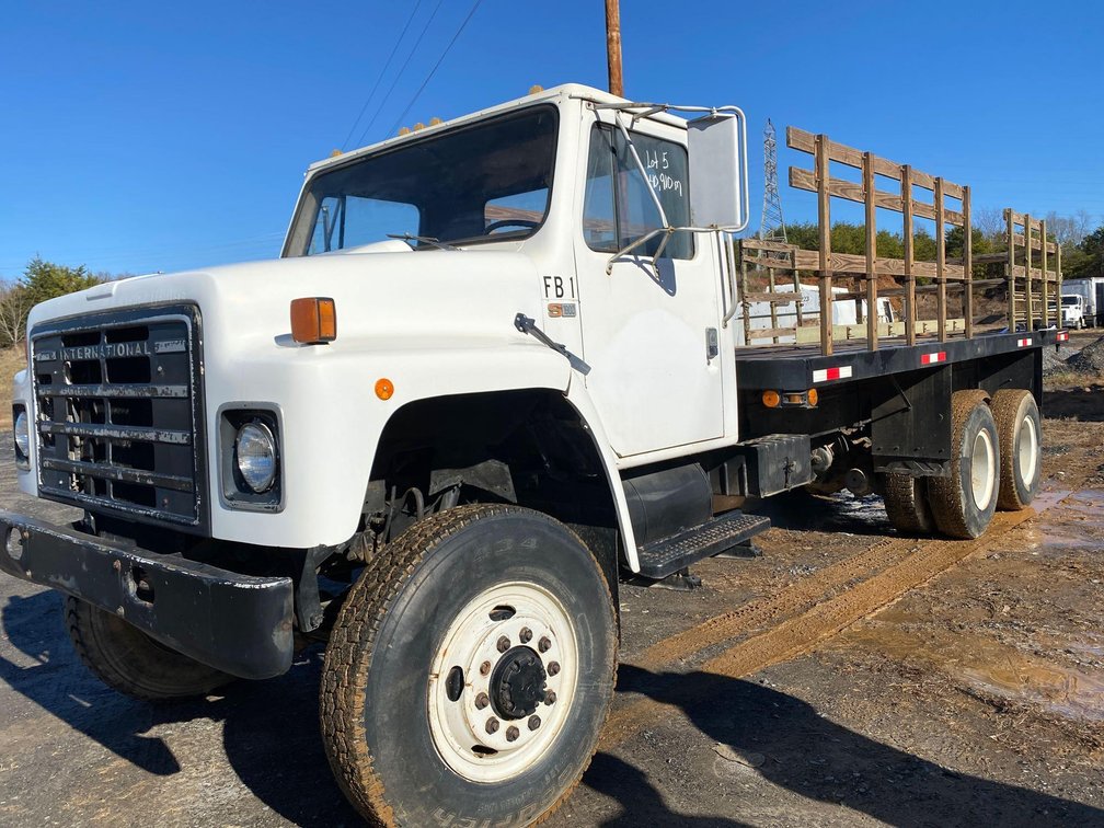 1986 INTERNATIONAL 6X6 FLAT BED-DT466-S1900