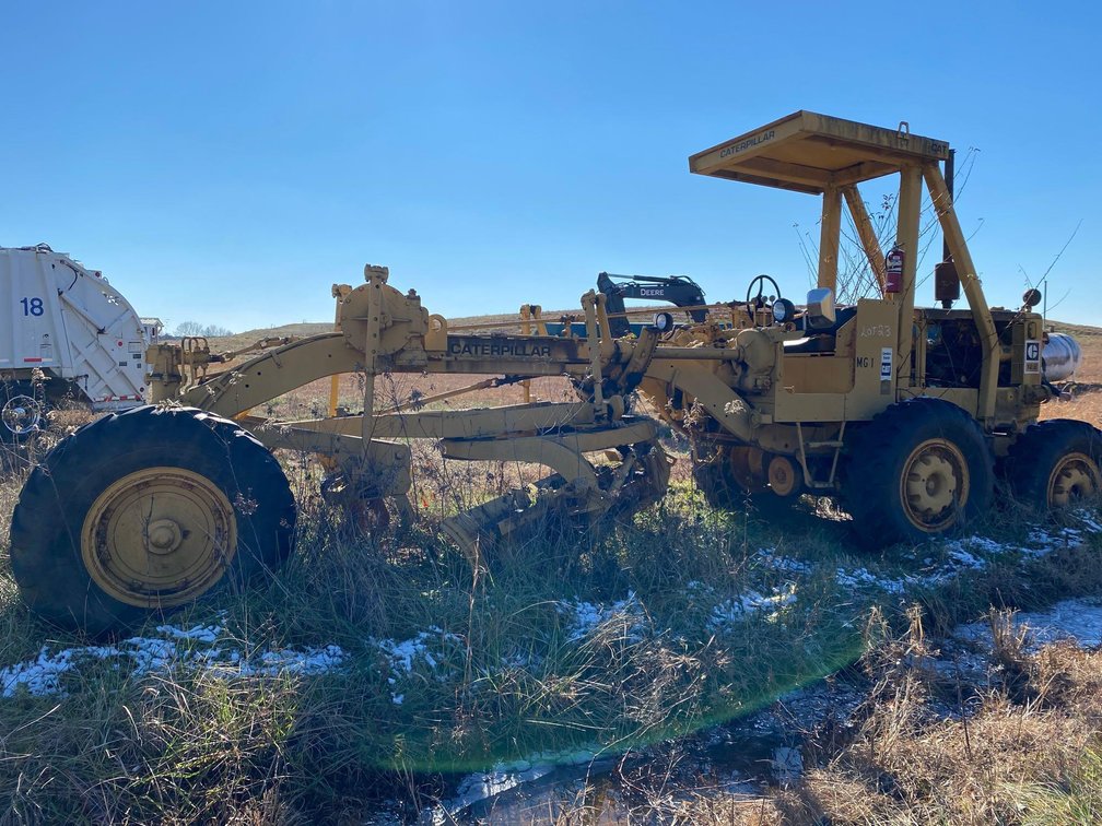 1975 CAT 12E MOTOR GRADER-(VERY USED)