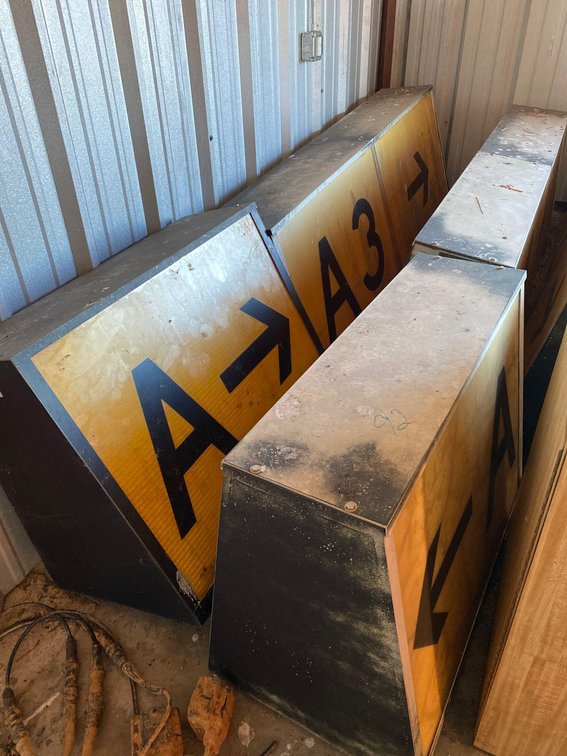 8 ILLUMINATED DIRECTIONAL SIGNS FOR AIRCRAFT-(OBSOLETE)