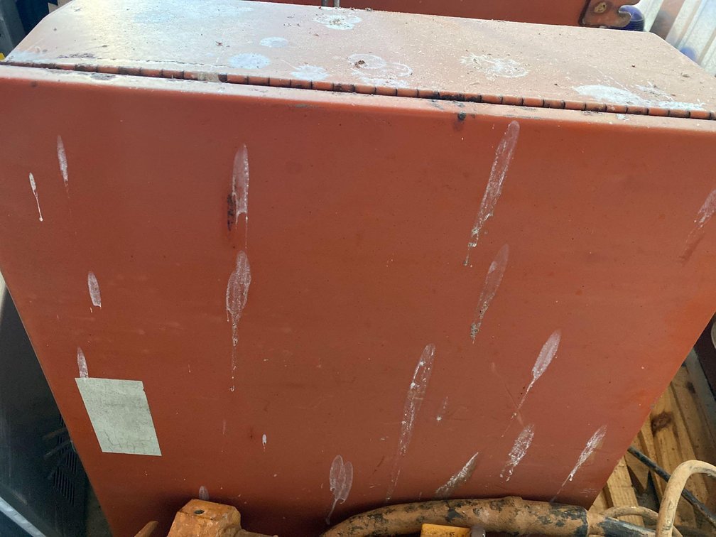 4 ORANGE REIL LIGHTS-(CONDITION UNKNOWN)