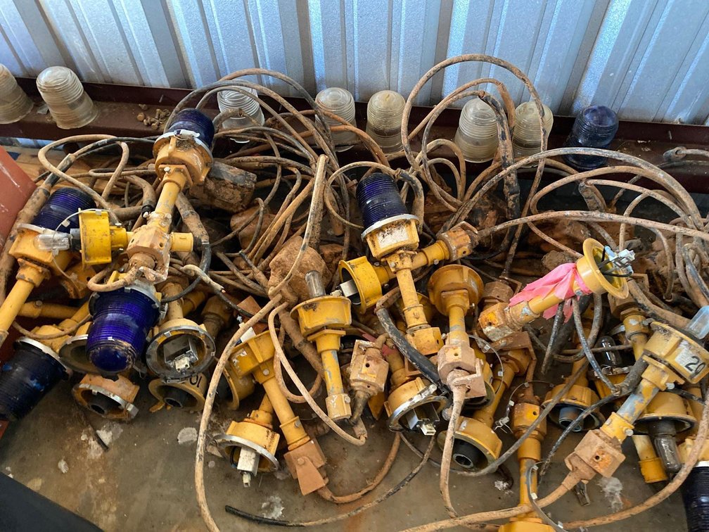 YELLOW & BLUE END IDENTIFIER LIGHTS-(CONDITION UNKNOWN)