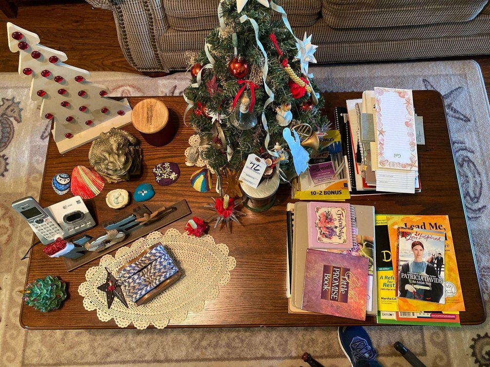 TABLETOP CHRISTMAS TREE-BOOKS-PAINTED SHELLS-NOTEPADS