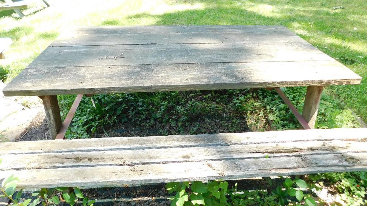Picnic table