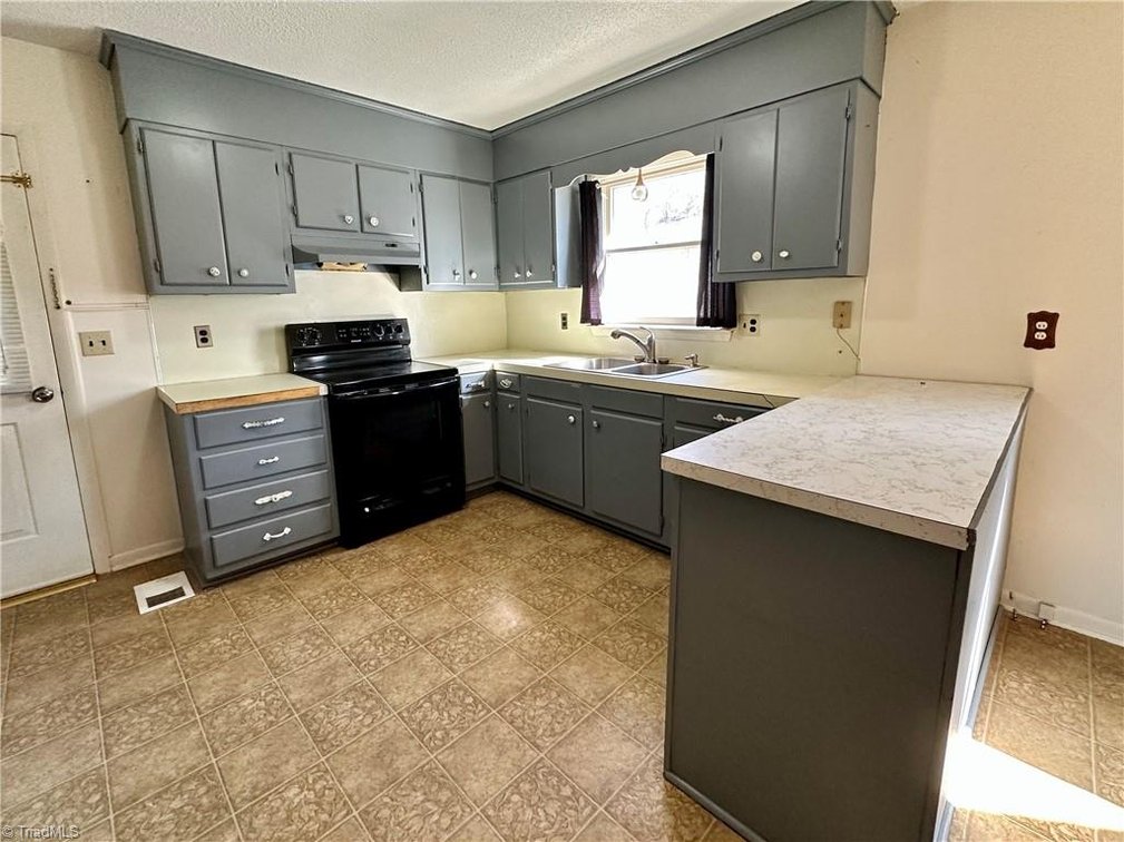 Image for Home For Sale in Pinnacle - 1210 Osborne Joyce Road