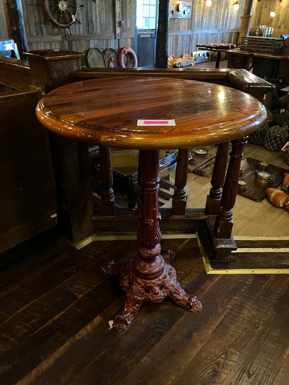 Cocktail table with fancy base