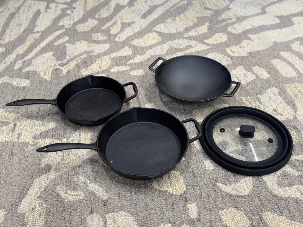 Cast-iron set.