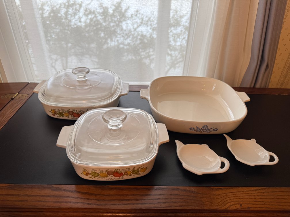 3 vintage Pyrex casserole dishes