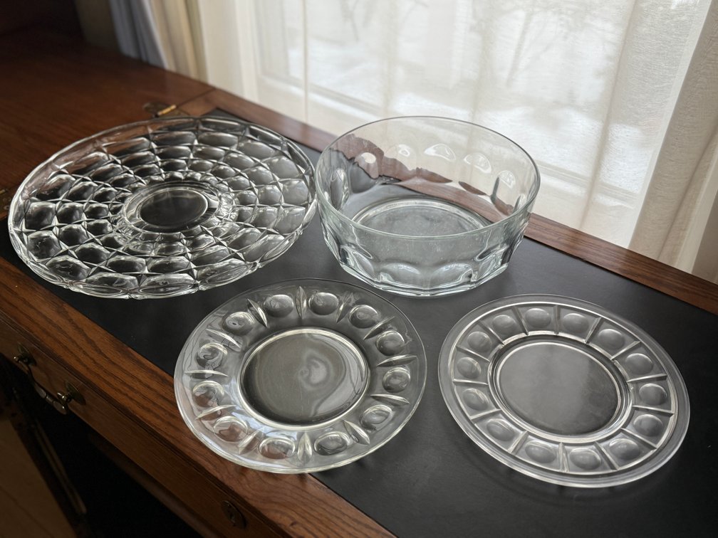 4 glass serving pieces