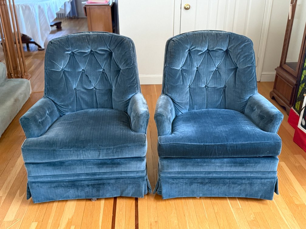 2 tufted armchairs