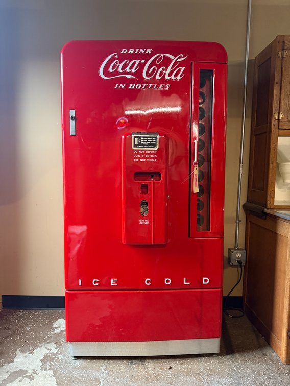 Antique Coca-Cola vending machine, TESTED