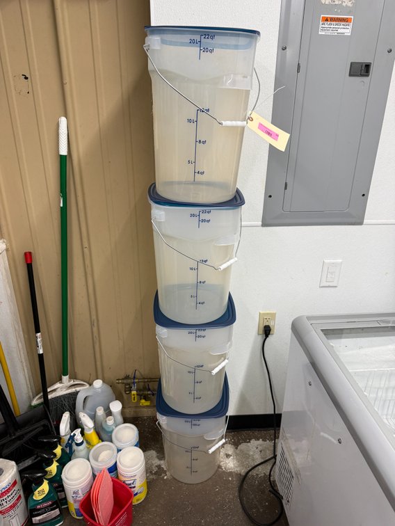 (4) 22 quart pails with lid