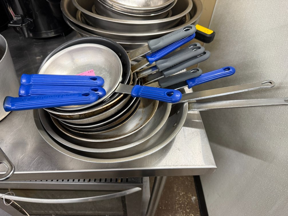 10 frypans with handles