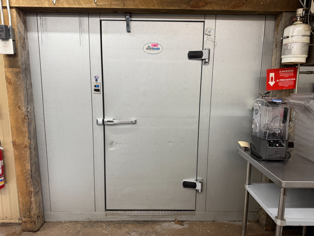 8 x 10 walk-in cooler with floor, TESTED