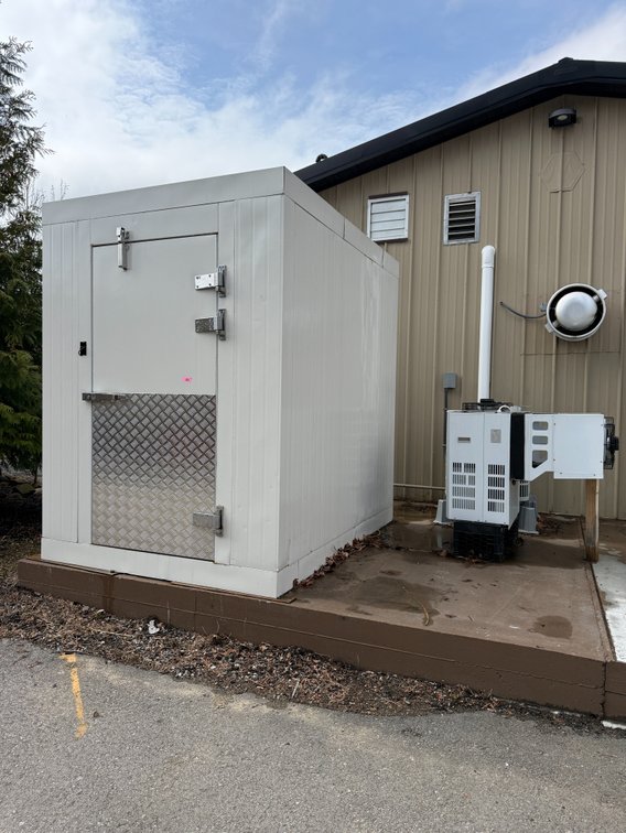 6‘ x 8‘ Walk-in freezer with floor