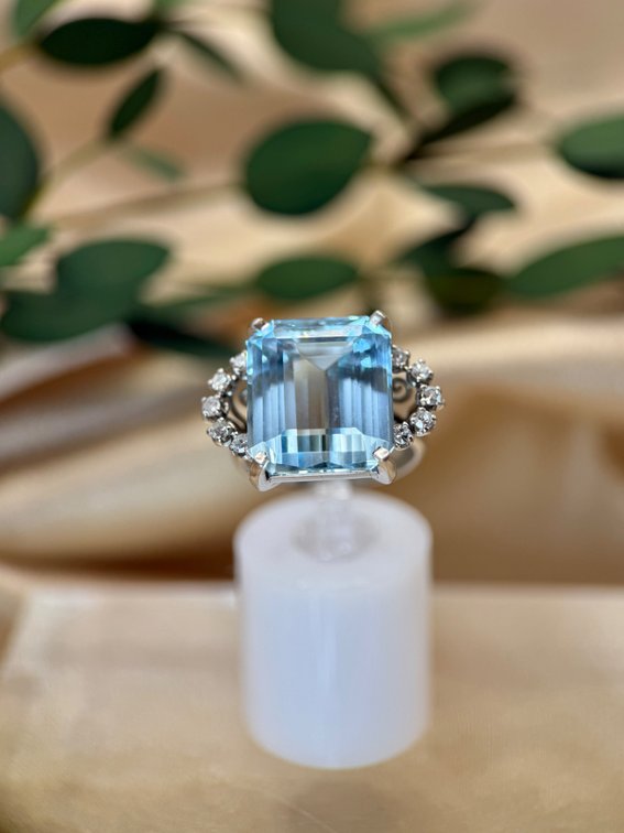14kt gold aquamarine ring