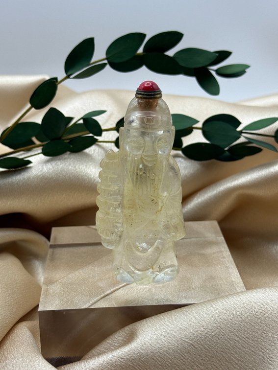 Carved quartz Chinese snuff bottle
