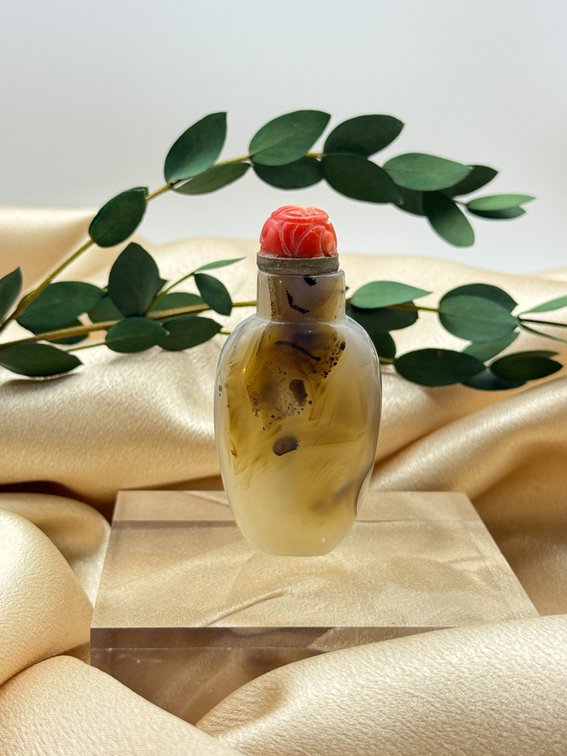 Carved shadow agate snuff bottle