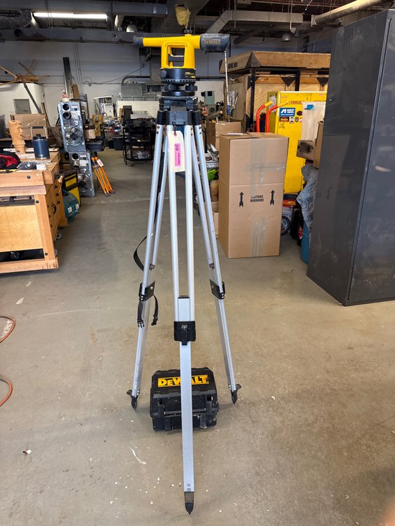 DeWalt DW090 Builder's Transit Level and Tripod