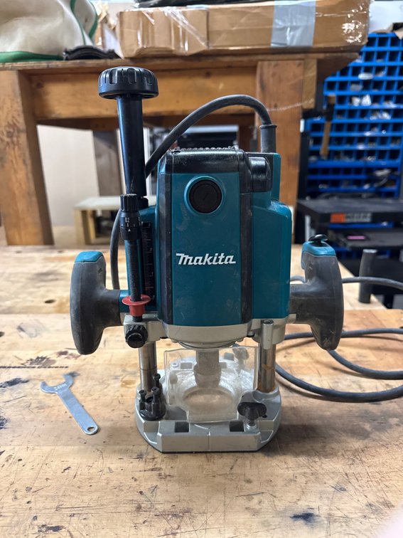 Makita RP1800 15-Amp Plunge Router