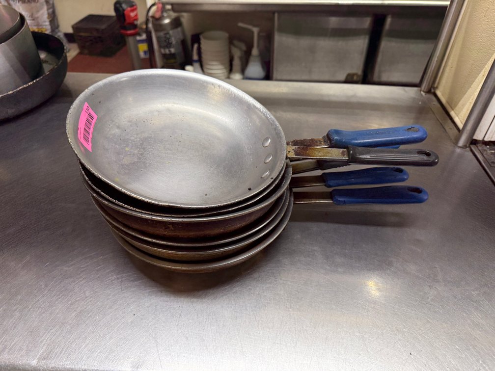 (6) 10” aluminum fry pans 