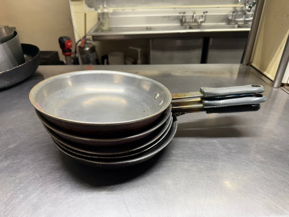 (5) 10”  aluminum fry pans.