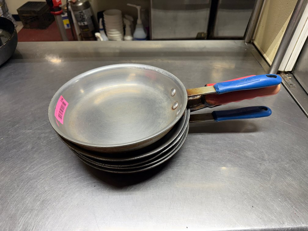 (5) 10”  aluminum fry pans.