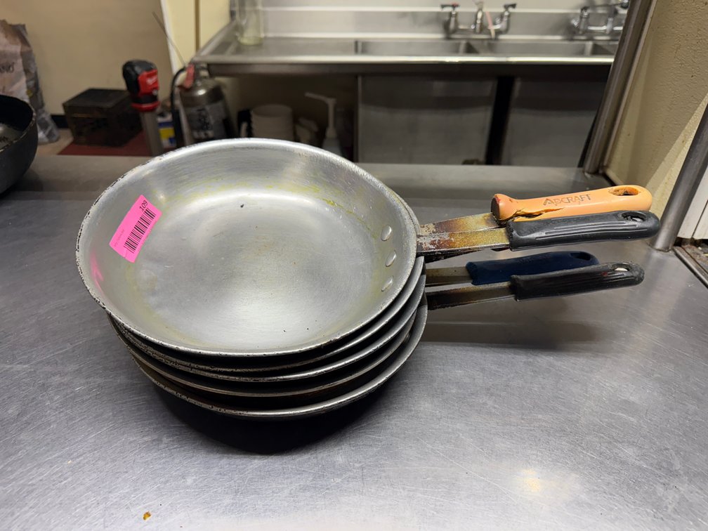 (5) 10”  aluminum fry pans.