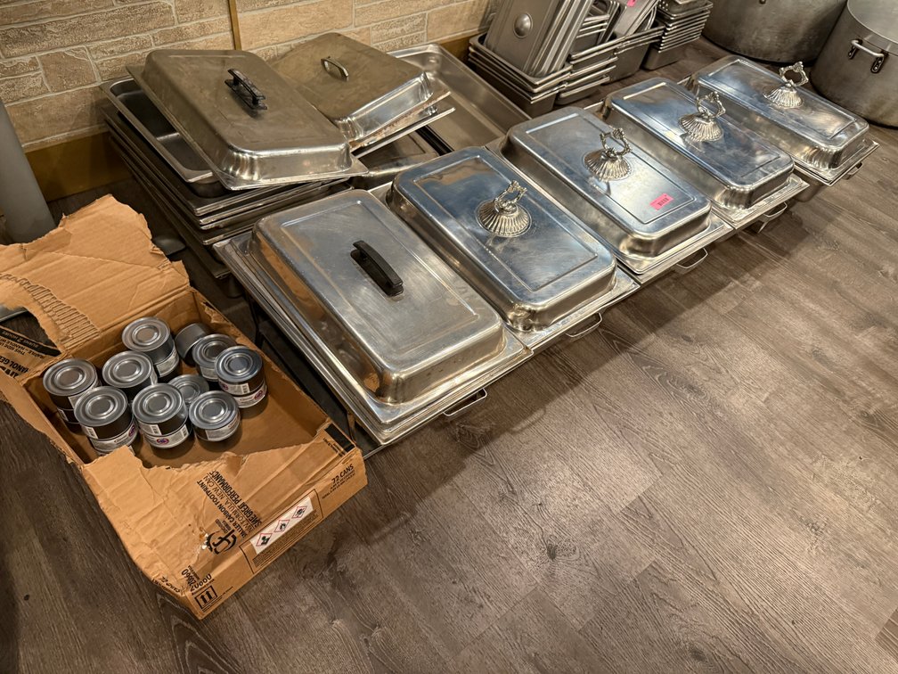 5 chafing dishes with covers