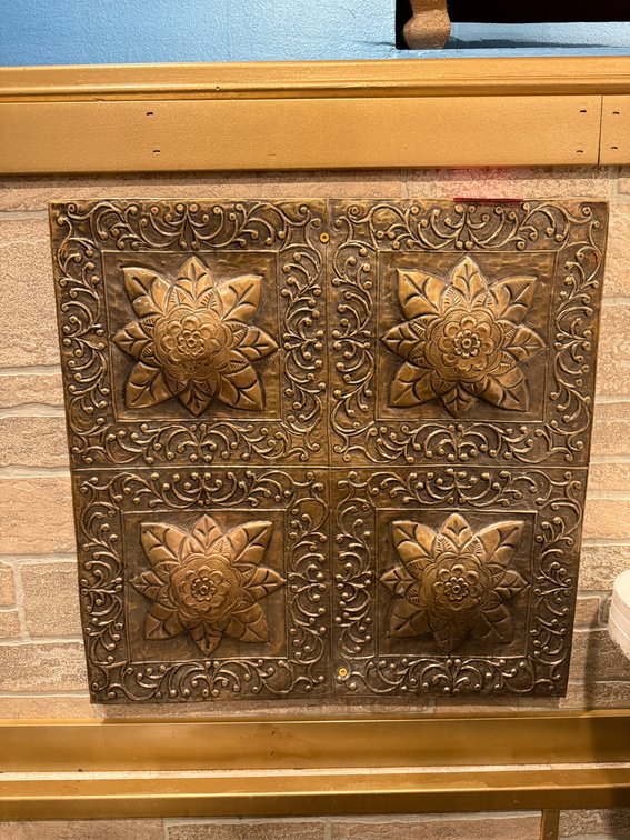 2 metal decorative wall plaques