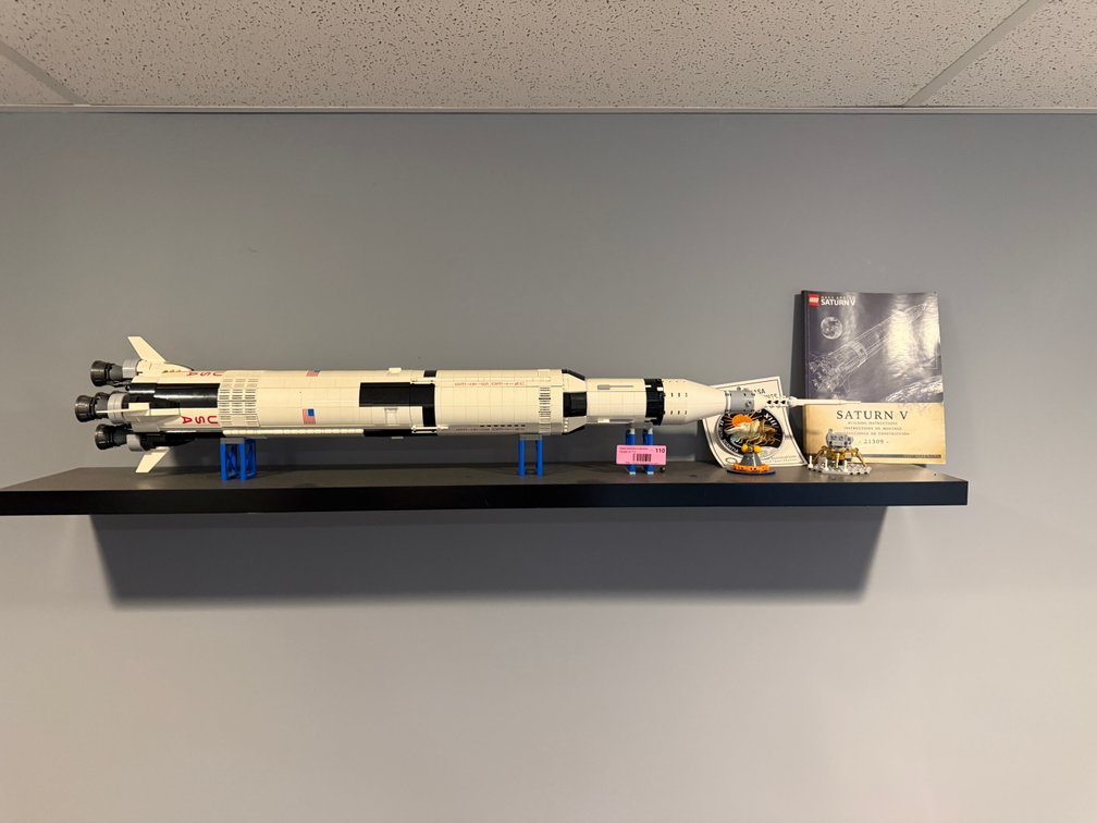 Lego Ideas NASA Apollo saturn V set and patch 