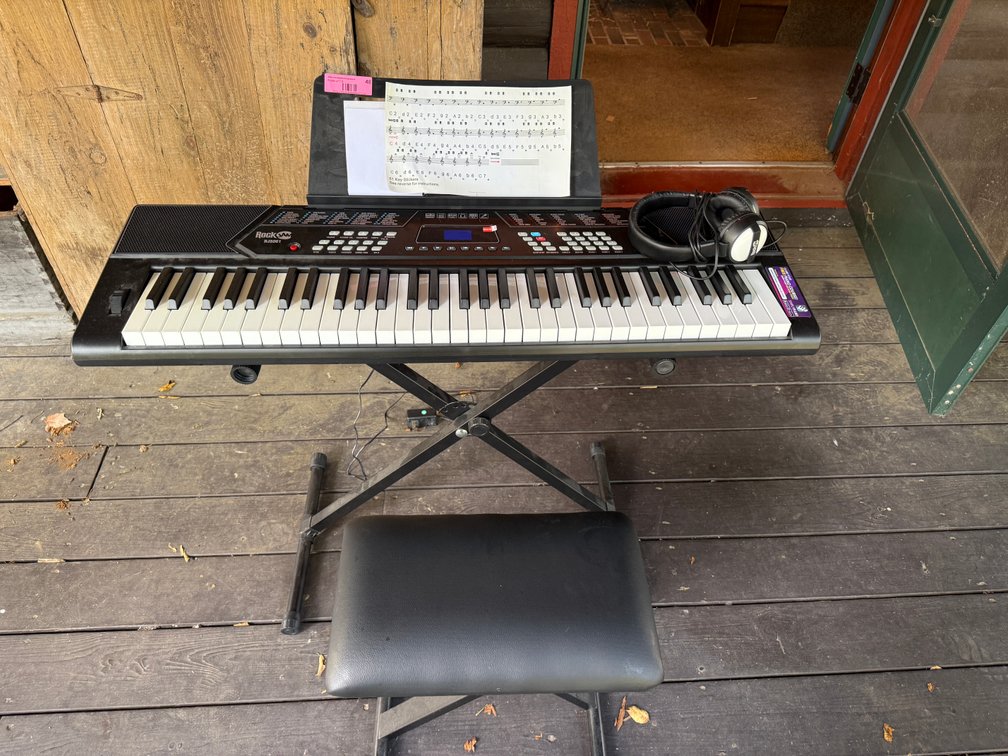 Keyboard with seat and stand, TESTED