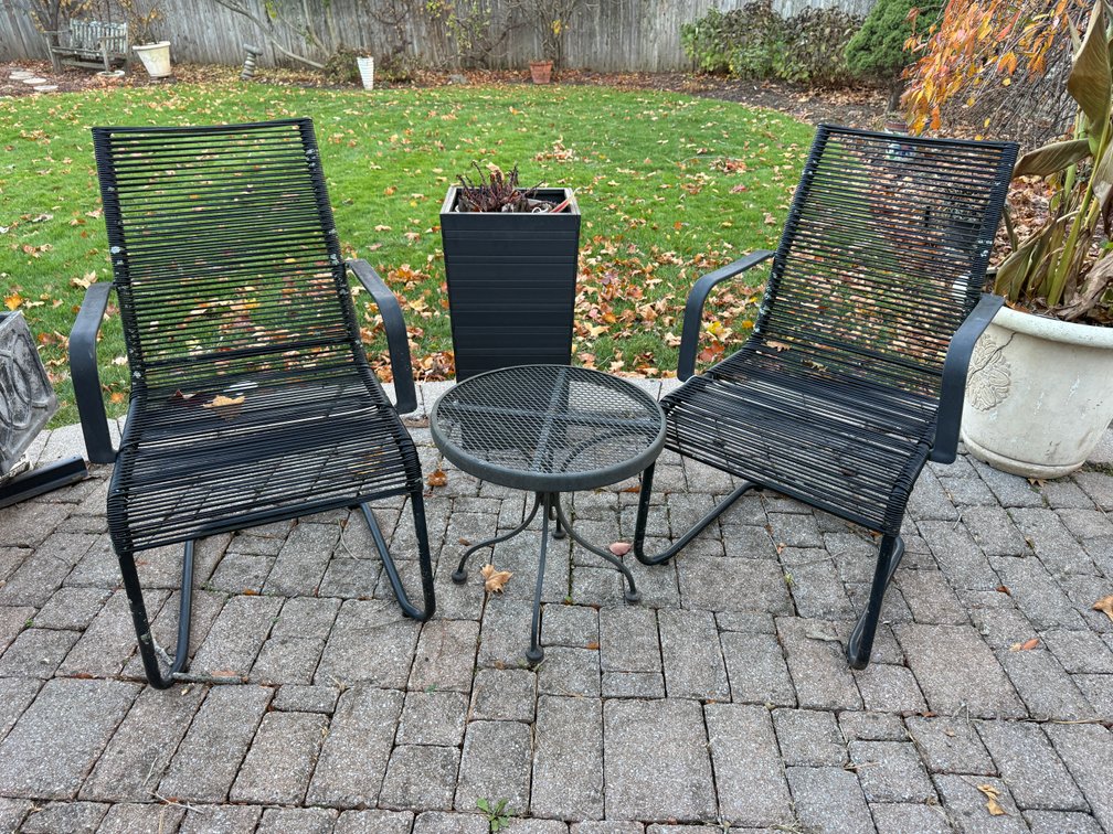 Outdoor chairs & cocktail table