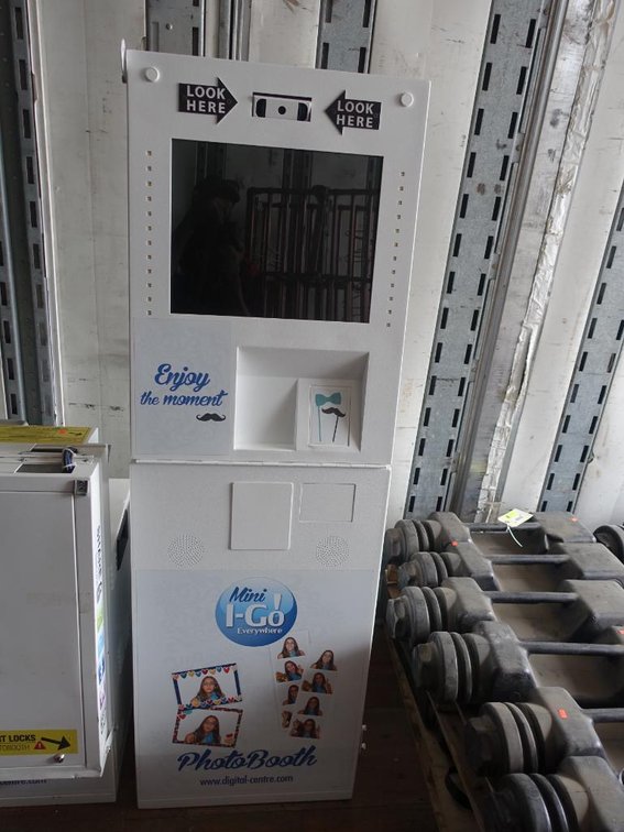 Mini Photobooth on Wheels, 20.5"x21"x36"