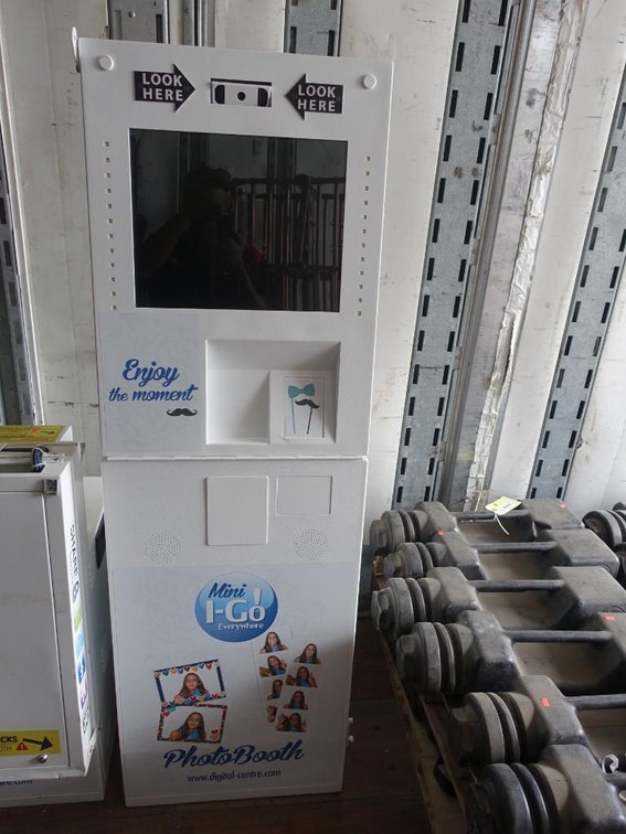 Mini Photobooth on Wheels, 20.5"x21"x36"