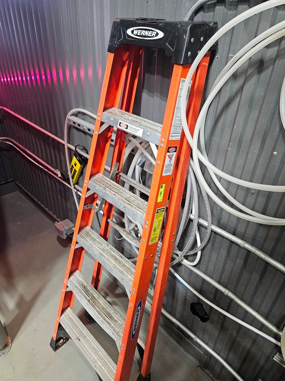 Werner Fiberglass 4' Step Ladder