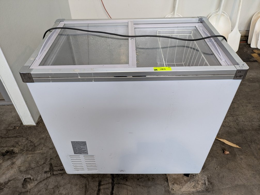Galaxy Chest Freezer on Wheels, Model 1771CFF7HC, 34"x21"x23", 115V