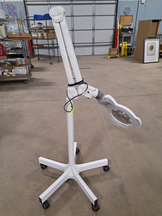 Silver Fox Magnifying Lamp on Wheels, Model 1006, 100-240V
