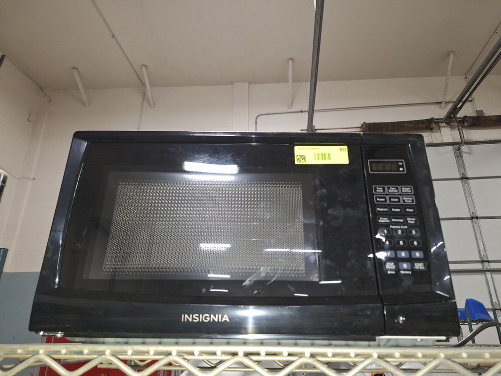 Insignia 700W Microwave