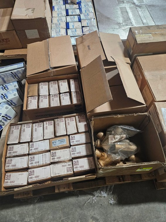 Pallet Assorted, AI-485 Adaptors, Brass Check Valves, Parker Oil Level Adaptor Kits, More