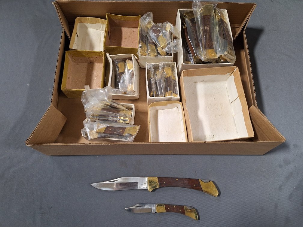 46 Folding Knives, 2" to 3.5" Blades