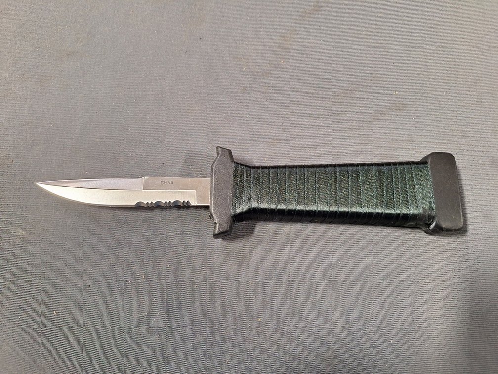 12 Hunting Knives, 3.5" Blades