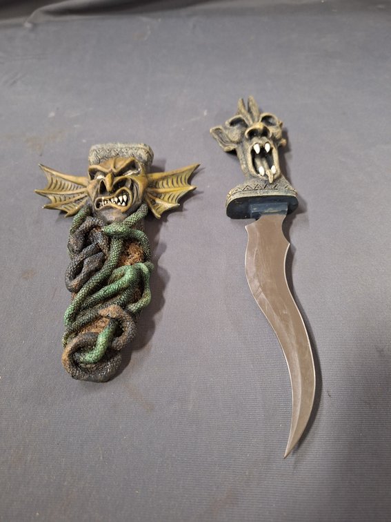 5 Decorative Knives, 6" Blades