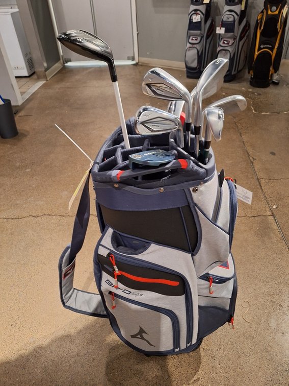 Golf Club Set, RH, Mizuno 4 Wood, 5-9 Irons, PW, Putter and Bag