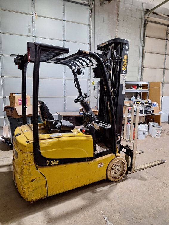 Yale Lift Truck, 48V with Charger (only stays charged for about 10-15 Minutes), Model ERP040VTN48TE094, Serial G807N08253N, 3400-3700 Lb. Capacity, Charger Model CC1/24-28C1, 208V, 1 PH