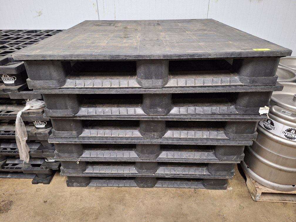 6 Poly Pallets