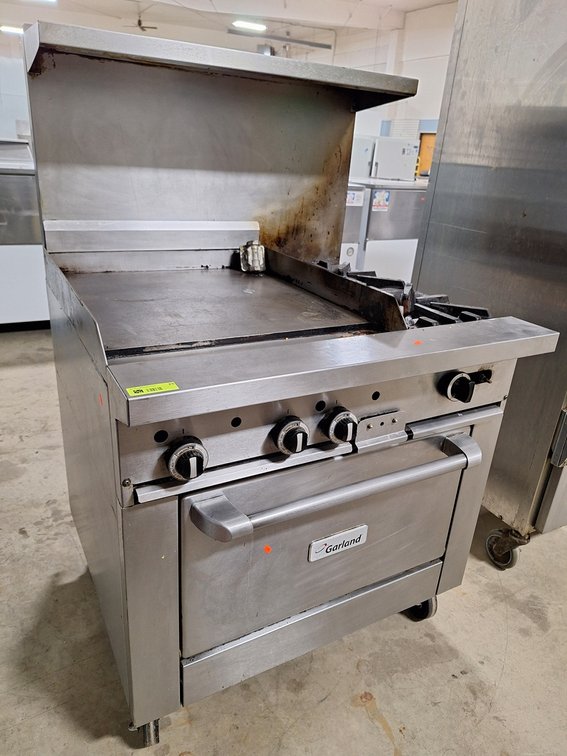Garland Flat Griddle/2 Burner/Oven on Wheels, Nat. Gas, 35"x34"x56"