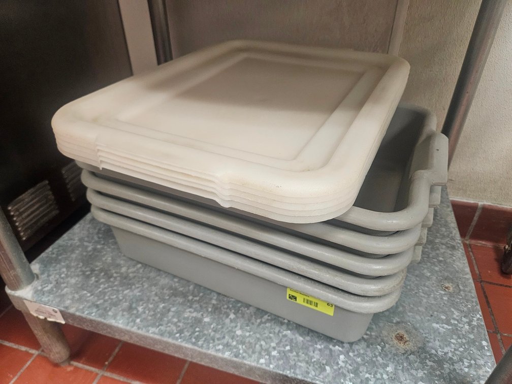 5 Poly Tubs with Lids
