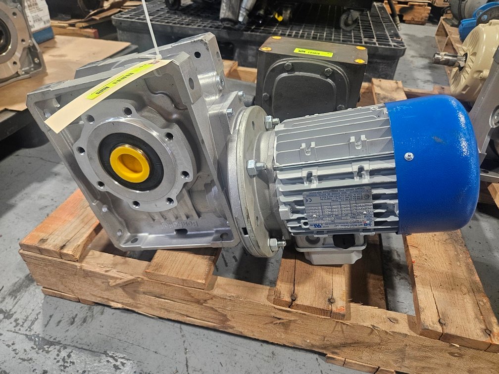 MT .75/.90 HP Motor with Bonfiglioli Gearbox, Type TNBOA/4 B5, 230/400/250/415/208/480V, 1400/1420/1700 RPM